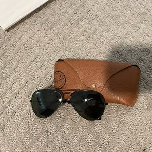 All black ray ban aviators